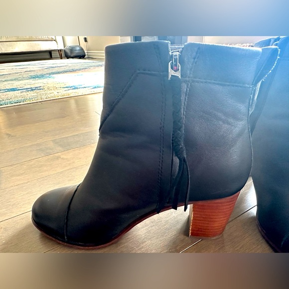 Toms ankle boots with zipper. Black, with brown heel, size 7.5 - Picture 4 of 6